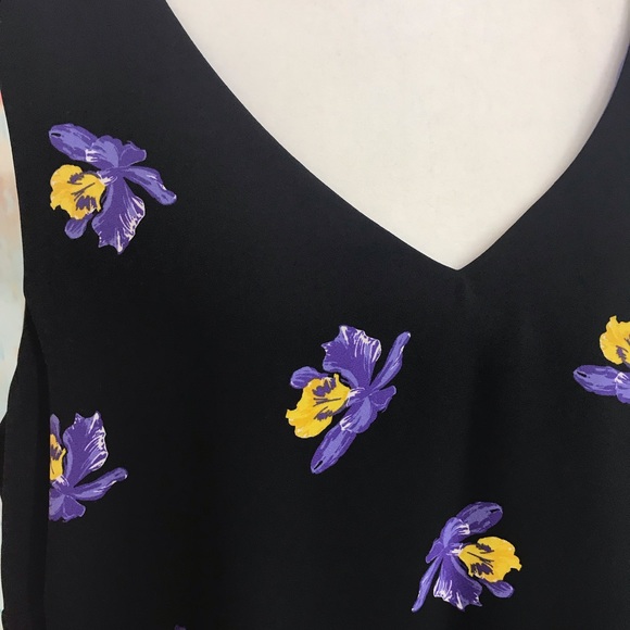 Pretty Sleeveless Blouse. Floral pattern - Picture 2 of 3